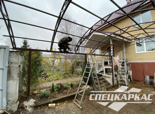 Навес из поликарбоната над парковкой автомобиля перед гаражом №73 - фото 1685