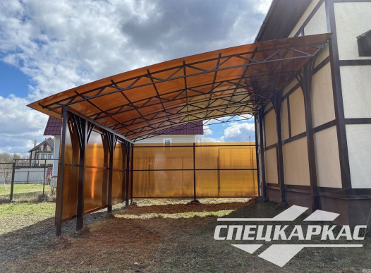 Навес из поликарбоната к дому для автомобиля с закрытыми стенками №35 - фото 1306